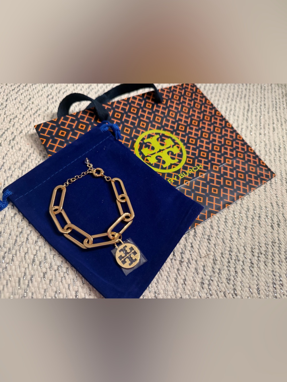 🚨LAST ONE! New! 14K gold chunky pleated paperclip bracelet with Tory Burch charm - Picture 9 of 11